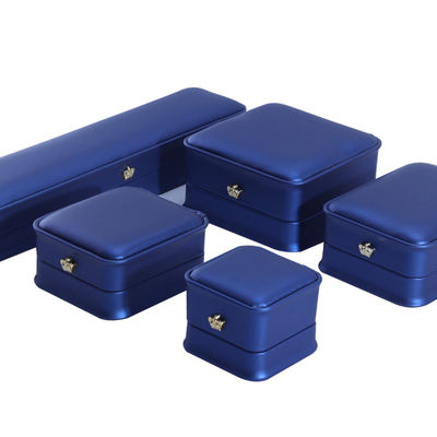 สัญลักษณ์ที่กําหนดเอง PU สีหนัง รางวัลการออกแบบกล่องเครื่องประดับชุดสําหรับสีน้ําเงิน สร้อยข้อมือ สร้อยคอ