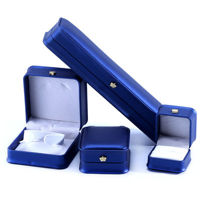 สัญลักษณ์ที่กําหนดเอง PU สีหนัง รางวัลการออกแบบกล่องเครื่องประดับชุดสําหรับสีน้ําเงิน สร้อยข้อมือ สร้อยคอ