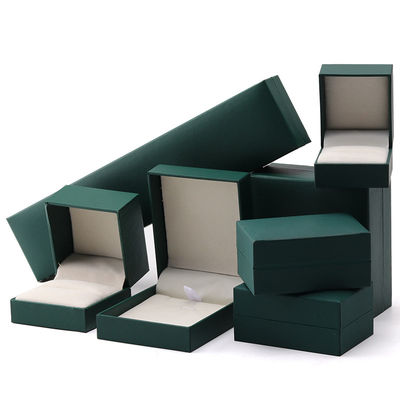 เครื่องประดับสีเขียวหรู กล่องกระดาษ หูหู สร้อยคอ วงแหวนแขวน Packaging Custom Logo