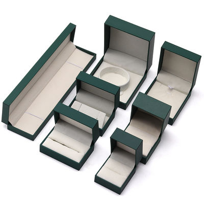 เครื่องประดับสีเขียวหรู กล่องกระดาษ หูหู สร้อยคอ วงแหวนแขวน Packaging Custom Logo
