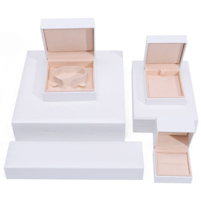 กล่องกระดาษสีขาว 9x9x4cm ของประดิษฐ์เครื่องประดับ สําหรับกระดาษข้อมือ
