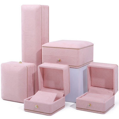ซื้อ กล่องเครื่องประดับสีชมพูทรงสี่เหลี่ยม สําหรับบรรจุสัญลักษณ์ที่กําหนดเองของสร้อยข้อมือ สร้อยคอและแหวน online manufacture