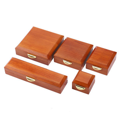 สัญลักษณ์ที่กําหนดเอง กล่องเครื่องประดับไม้หรู Packaging For Bracelet Necklace Set
