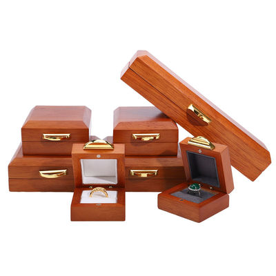 สัญลักษณ์ที่กําหนดเอง กล่องเครื่องประดับไม้หรู Packaging For Bracelet Necklace Set
