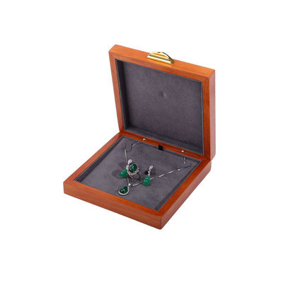 สัญลักษณ์ที่กําหนดเอง กล่องเครื่องประดับไม้หรู Packaging For Bracelet Necklace Set