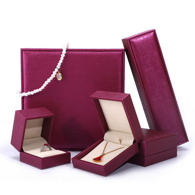 จีนผลิต Wholesale Luxury Jewellery กล่องบรรจุ Custom high end สร้อยคอ แขนหู แหวนบรรจุกุหลาบ สีแดง PU กล่องเครื่องประดับหนังที่มีโลโก้