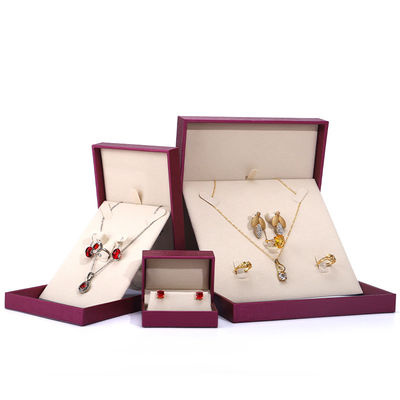 จีนผลิต Wholesale Luxury Jewellery กล่องบรรจุ Custom high end สร้อยคอ แขนหู แหวนบรรจุกุหลาบ สีแดง PU กล่องเครื่องประดับหนังที่มีโลโก้