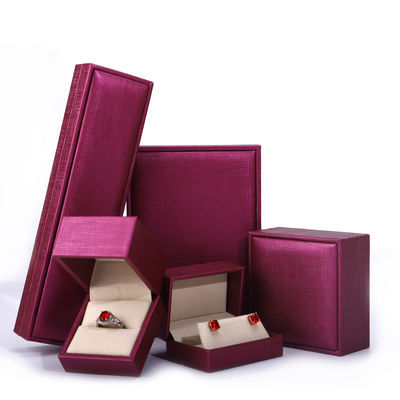 จีนผลิต Wholesale Luxury Jewellery กล่องบรรจุ Custom high end สร้อยคอ แขนหู แหวนบรรจุกุหลาบ สีแดง PU กล่องเครื่องประดับหนังที่มีโลโก้