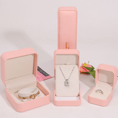 ซื้อ การผลิตยอดขาย เครื่องประดับพรีเมี่ยม กล่องบรรจุ เครื่องประดับแบบบุคคลบุคคล ล็อโก้ที่กําหนดเอง สร้อยคอ สร้อยข้อมือ แหวนบรรจุ เครื่องประดับหนังชมพู online manufacture