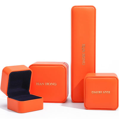 ซื้อ กล่องบรรจุเครื่องประดับหนังเทียมเรียบเรียงด้วยการสแตมป์ร้อน online manufacture