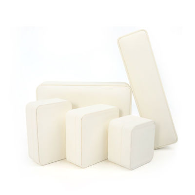 กล่องเครื่องประดับหนังสีขาวทรงสี่เหลี่ยมทำมือ OEM ODM สำหรับบรรจุภัณฑ์สร้อยคอ สร้อยข้อมือ ต่างหู แหวน