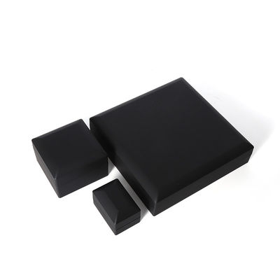 จีนผลิต Wholesale คุณภาพสูง Led กล่องเครื่องประดับ Packaging สร้อยคอ สร้อยข้อมือ แหวน กล่องเครื่องประดับ โลโก้ที่กําหนดเอง High End สีดํา พลาสติก Led กล่องเครื่องประดับ