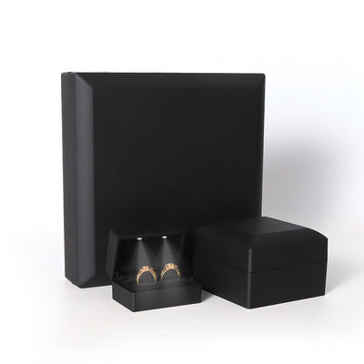 จีนผลิต Wholesale คุณภาพสูง Led กล่องเครื่องประดับ Packaging สร้อยคอ สร้อยข้อมือ แหวน กล่องเครื่องประดับ โลโก้ที่กําหนดเอง High End สีดํา พลาสติก Led กล่องเครื่องประดับ