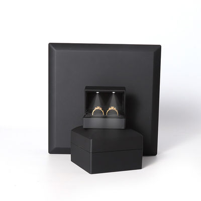 จีนผลิต Wholesale คุณภาพสูง Led กล่องเครื่องประดับ Packaging สร้อยคอ สร้อยข้อมือ แหวน กล่องเครื่องประดับ โลโก้ที่กําหนดเอง High End สีดํา พลาสติก Led กล่องเครื่องประดับ