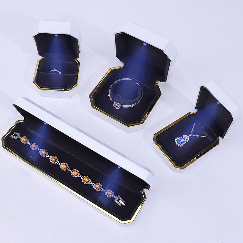 สัญลักษณ์ที่กําหนดเอง กล่องของขวัญเครื่องประดับเบาสําหรับสร้อยหูแขน Pendant วงแหวนคอหอม วัสดุที่ทําด้วยมือ