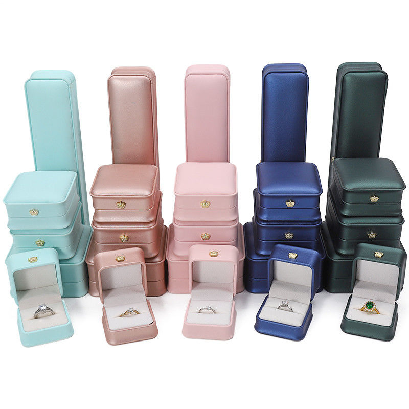 สัญลักษณ์ที่กําหนดเอง กล่องเครื่องประดับหนัง PU สําหรับสร้อยข้อมือมงกุฎ Pendant Necklace Ring Packaging