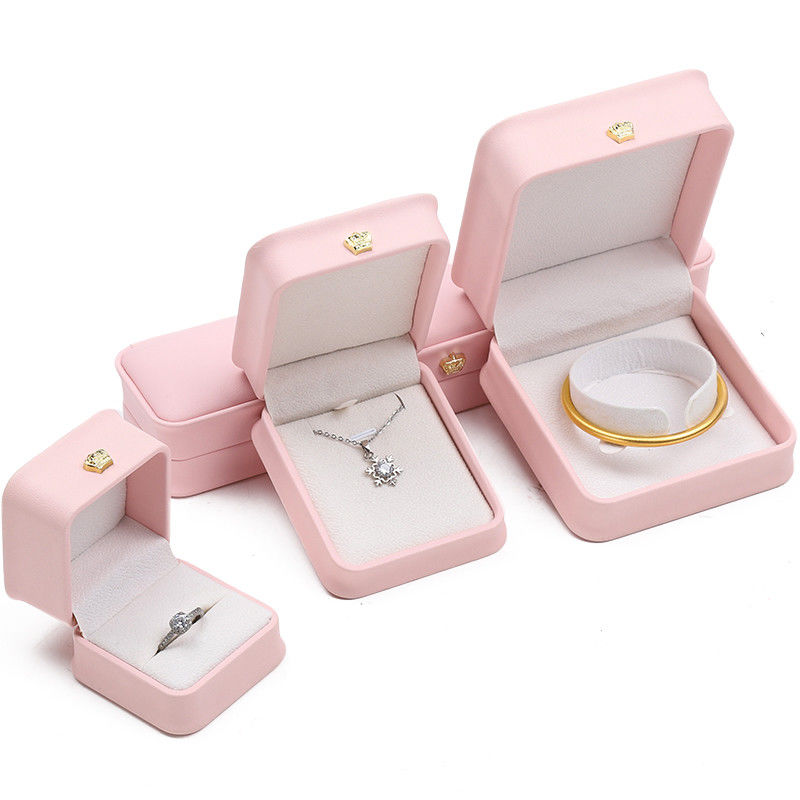 10*10*5cm กล่องเครื่องประดับหนังสีชมพูสําหรับสร้อยข้อมือมงกุฎ หมวกและแหวน โลโก้ตามสั่ง