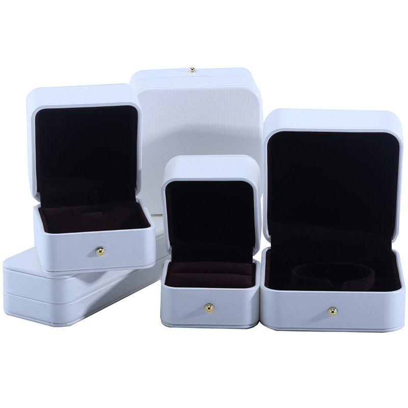 กล่องบรรจุเครื่องประดับหนัง PU ขาว สําหรับแหวนหูห้อยคอแต่งงาน 9.5*9.5*6cm