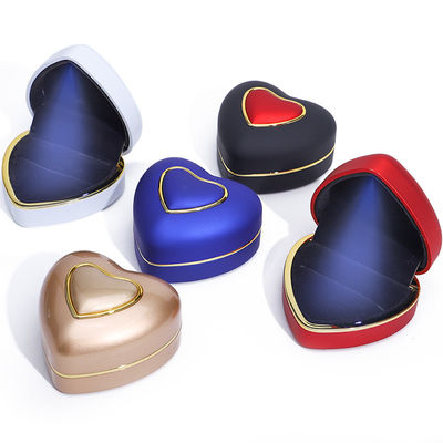 กล่องจอเก็บเครื่องประดับที่กําหนดเอง ไฟ LED รวมไว้สําหรับแหวนและข้อมือ