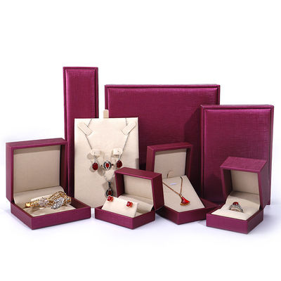 จีนผลิต Wholesale Luxury Jewellery กล่องบรรจุ Custom high end สร้อยคอ แขนหู แหวนบรรจุกุหลาบ สีแดง PU กล่องเครื่องประดับหนังที่มีโลโก้